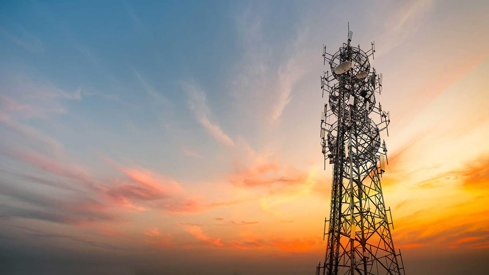 夕阳下的通信塔代表esball国际平台客户端的电气工程项目
